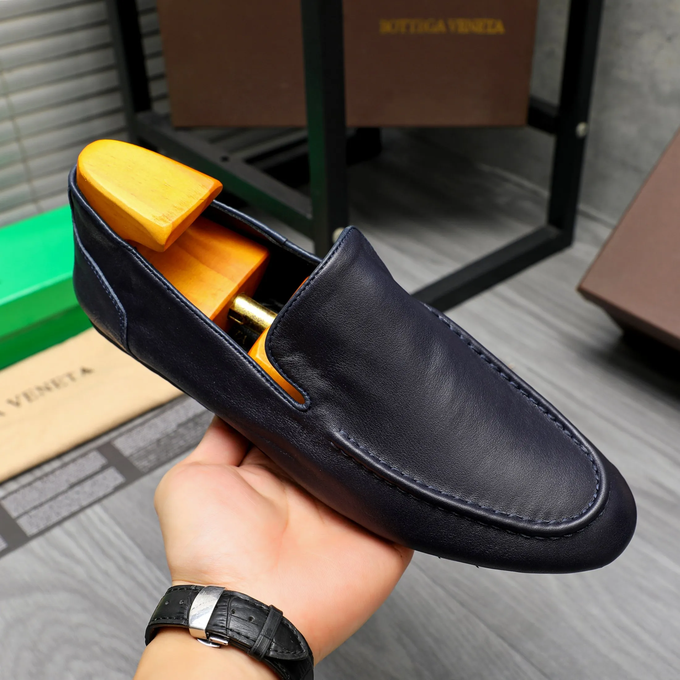 Men's shoes 💰460 Product trademark: BV "Bottega Veneta" soft leather slip-on men's shoes Regular size: 39-45 Product materials: Selected high-quality cowhide upper, cowhide lining, original outsole